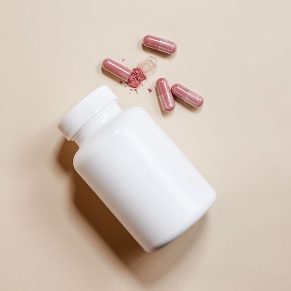 Automatic pill dispenser with alarm