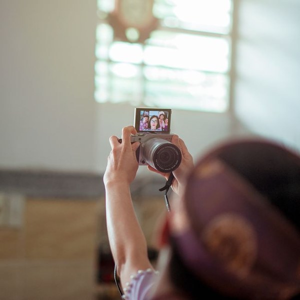 Digital photo frame with email upload
