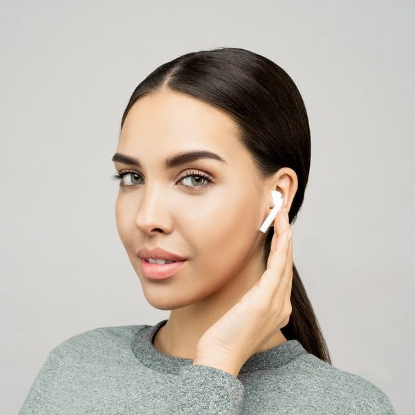Earbud cleaning pen
