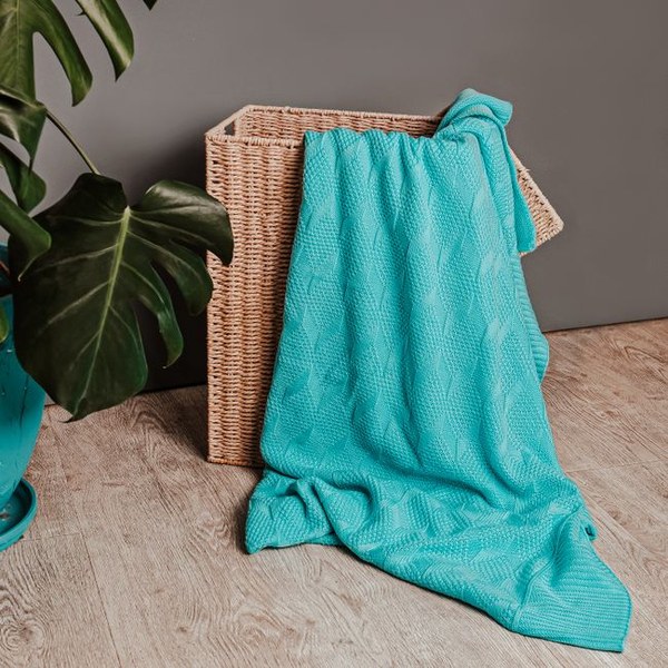 Heated throw blanket with auto shutoff