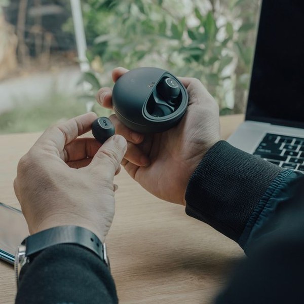 Wireless earbuds case keychain